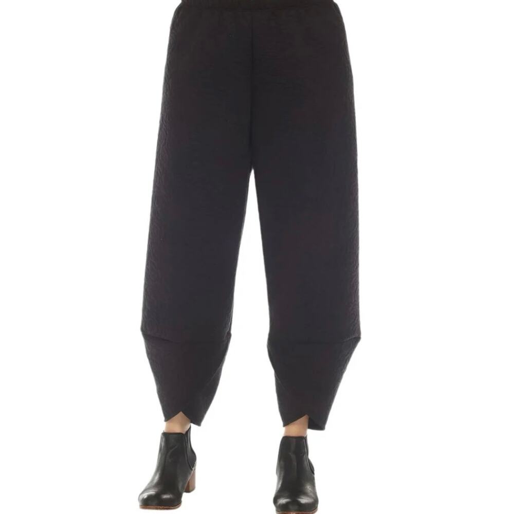 Inoah Quilted Tulip Hem Crop Pant in Black B137NB-BLACK Small